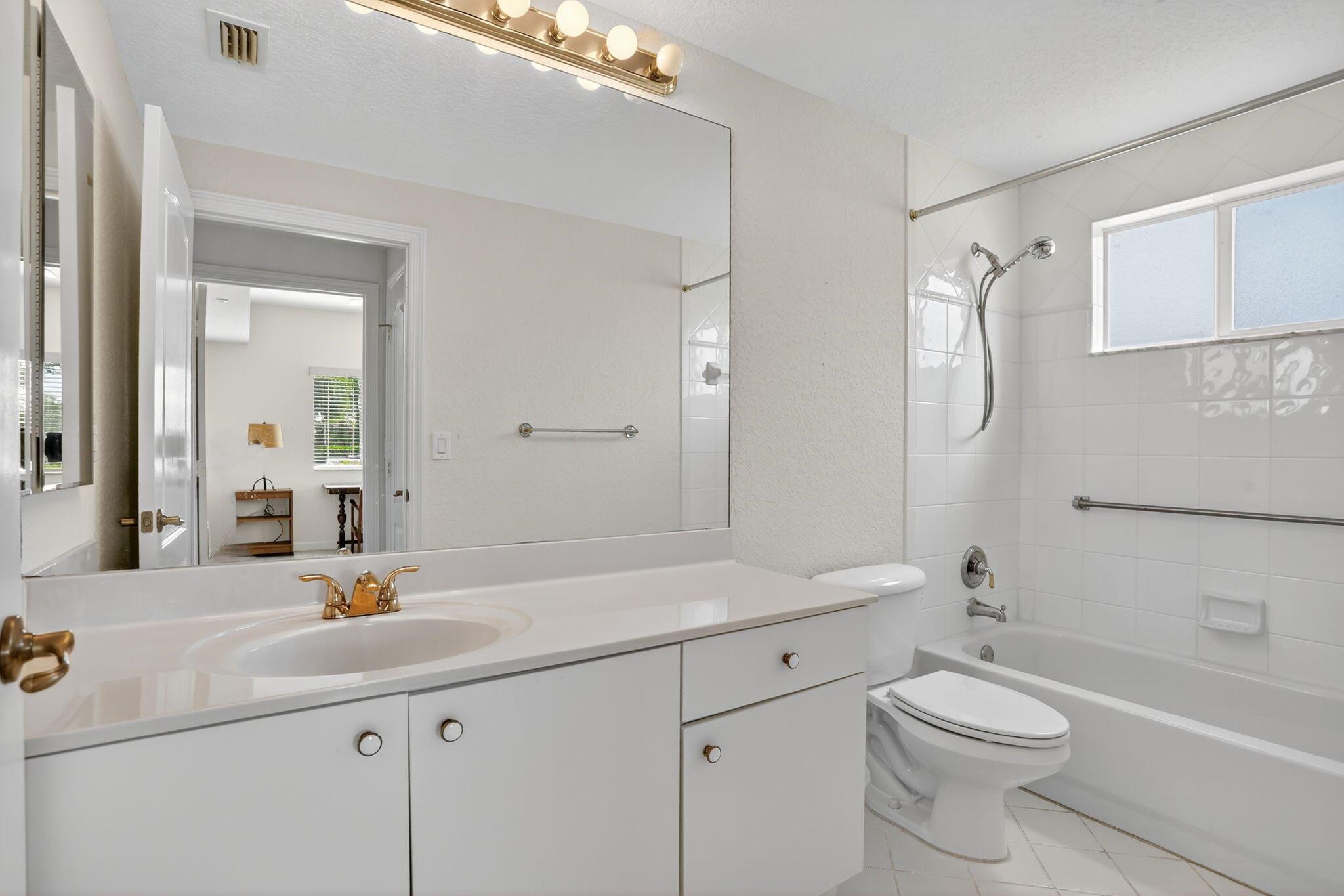 SOUTHAMPTON CONDOMINIUM E - Residential