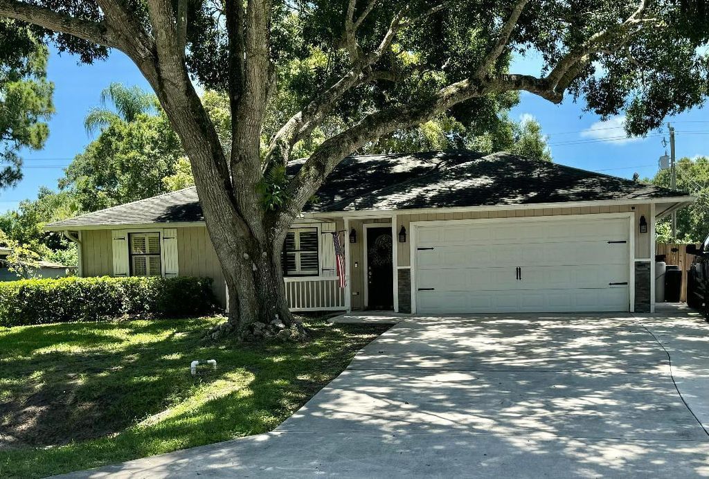 Photo of 7407 North Boulevard, Fort Pierce, FL 34951 (MLS # R11002243)