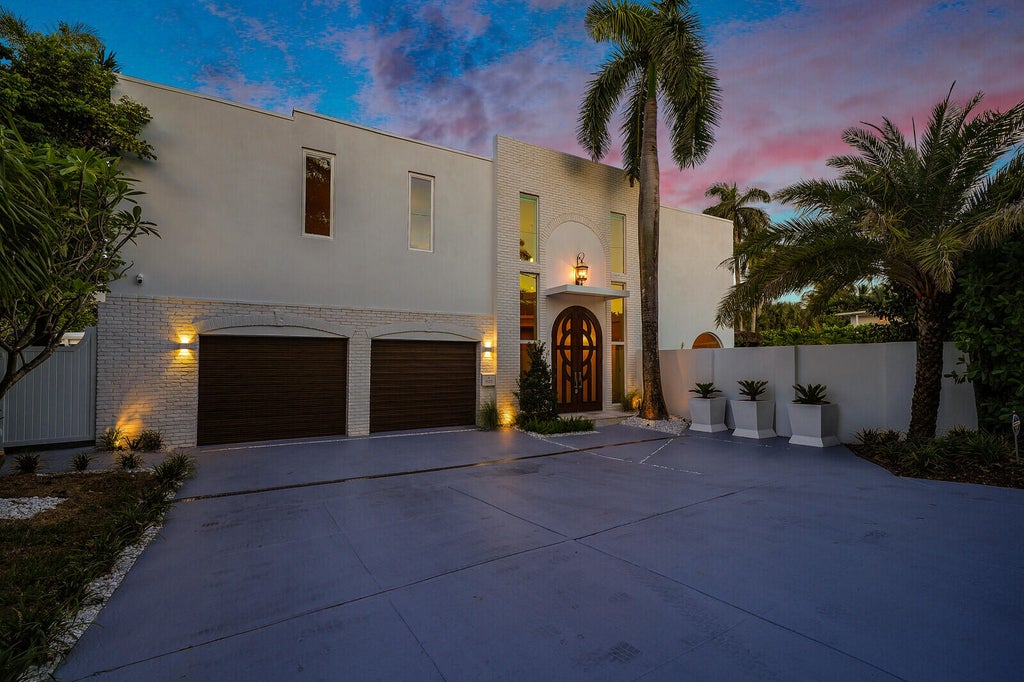 Photo of 1020 SE 9TH Avenue, Fort Lauderdale, FL 33316 (MLS # B26052050)