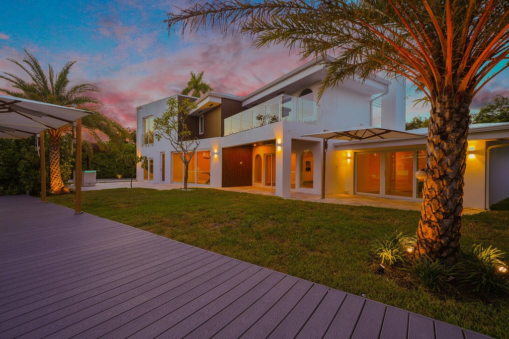 Photo of 1020 SE 9TH Avenue, Fort Lauderdale, FL 33316 (MLS # B26052050)