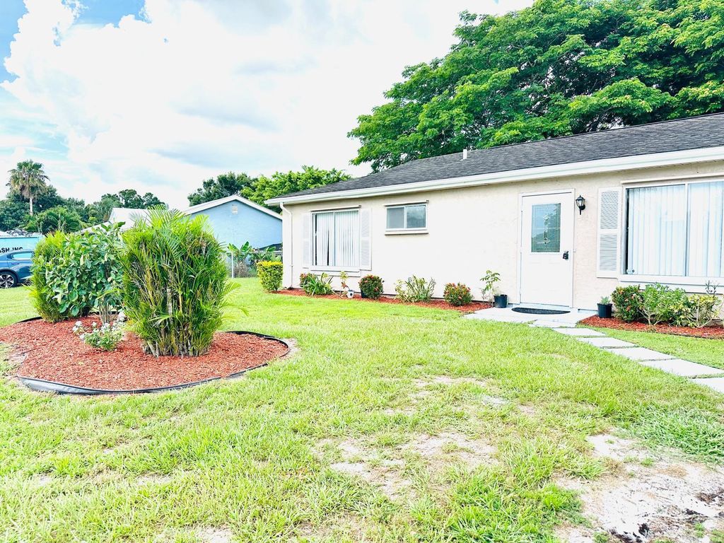 Photo of 372 SW Belmont Circle, Port Saint Lucie, FL 34953 (MLS # R11006803)