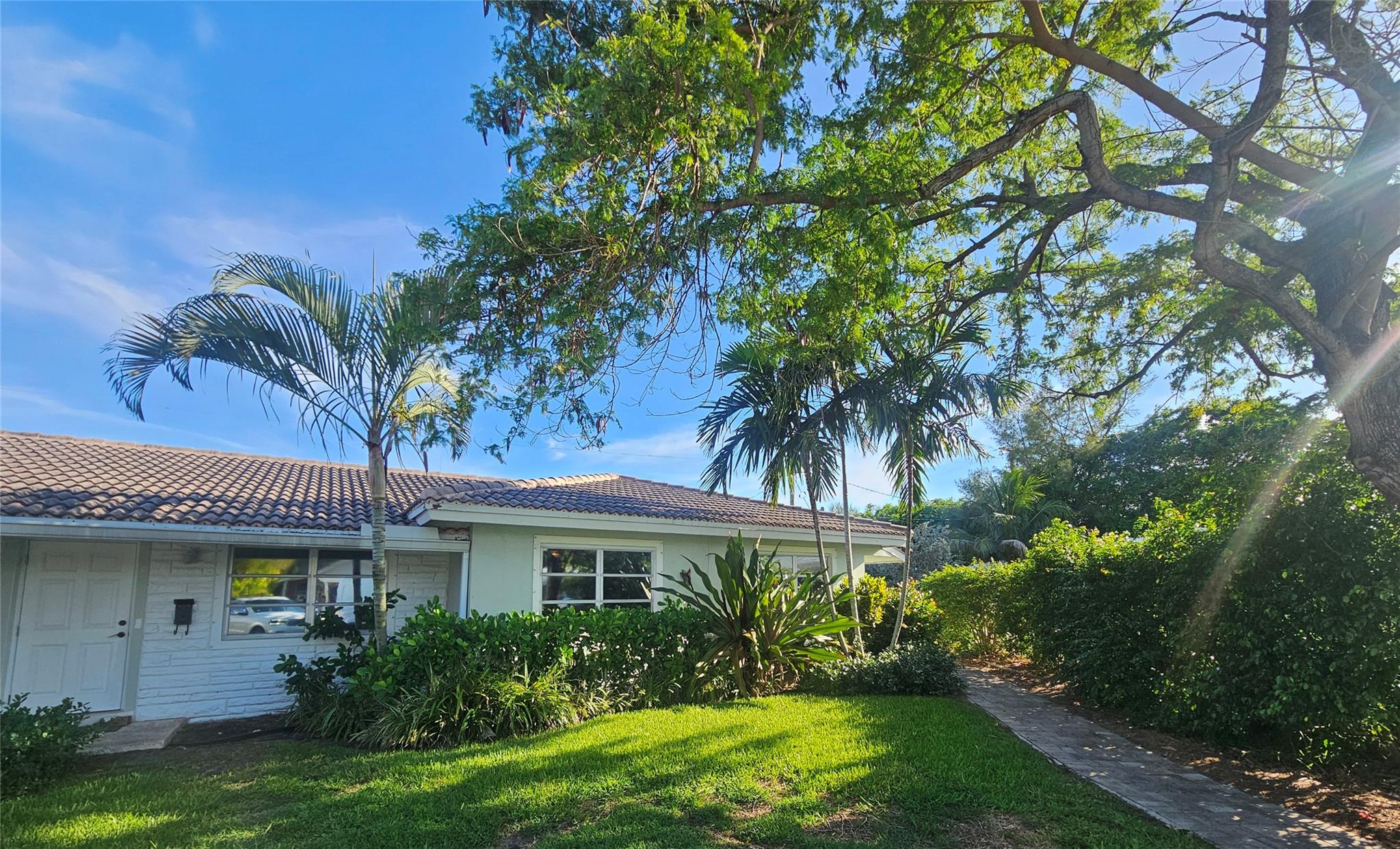 1 Bedroom, 1 Bath Corner Unit located in the heart of Lighthouse Point. This updated unit is freshly painted, new flooring throughout and tons of natural light. The kitchen has new quartz counters, stove and tons of storage. Updated bathroom with new vanity, floors and updated shower/tub. Private, covered back patio and grassy area for outdoor living. Laundry facilities on premises. Includes 1 assigned parking space & guest spots. Pets are welcome with approval! Enjoy comfortable living in a beautiful and highly sought-after neighborhood. Water included. Fast approval. Move in with first and security. Close to great dining, shopping & parks.