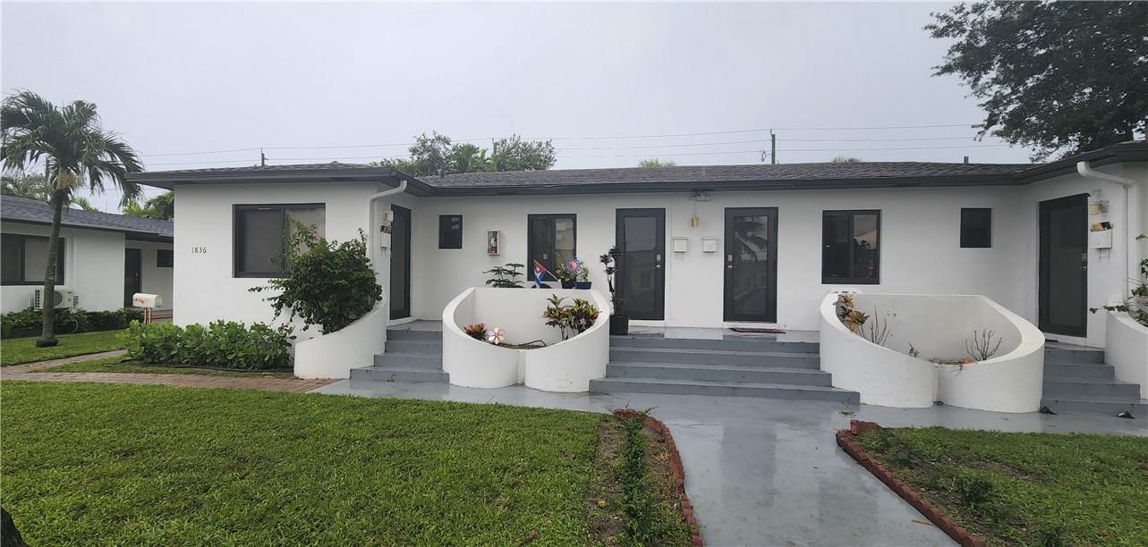 **AVAILABLE SEPTEMBER 30TH** 1 BEDROOM 1 BATHROOM, UPDATED KITCHEN WITH GRANITE COUNTERTOPS
LAMINATED FLOORS, GAS STOVE, IMPACT WINDOWS, PLENTY CLOSET SPACE, NEW A/C, WASHER AND DRYER
OUTSIDE THE UNIT, FRESHLY PAINT. WATER IS INCLUDED WITH THE RENTAL. GREAT LOCATION IN HOLLYWOOD.