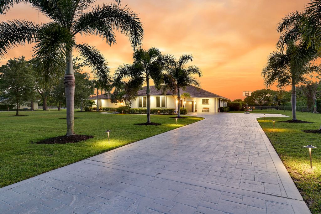Photo of 8667 Steeplechase Drive, Palm Beach Gardens, FL 33418 (MLS # B26027893)