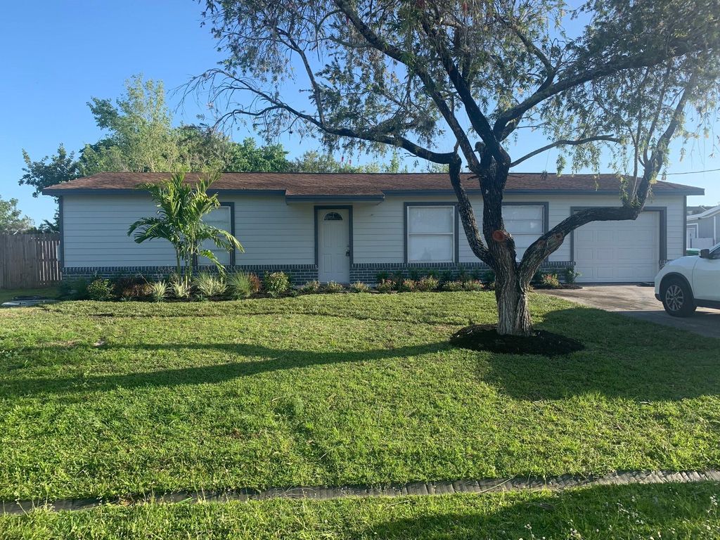 Photo of 558 SW Violet Avenue, Port Saint Lucie, FL 34983 (MLS # R10791360)