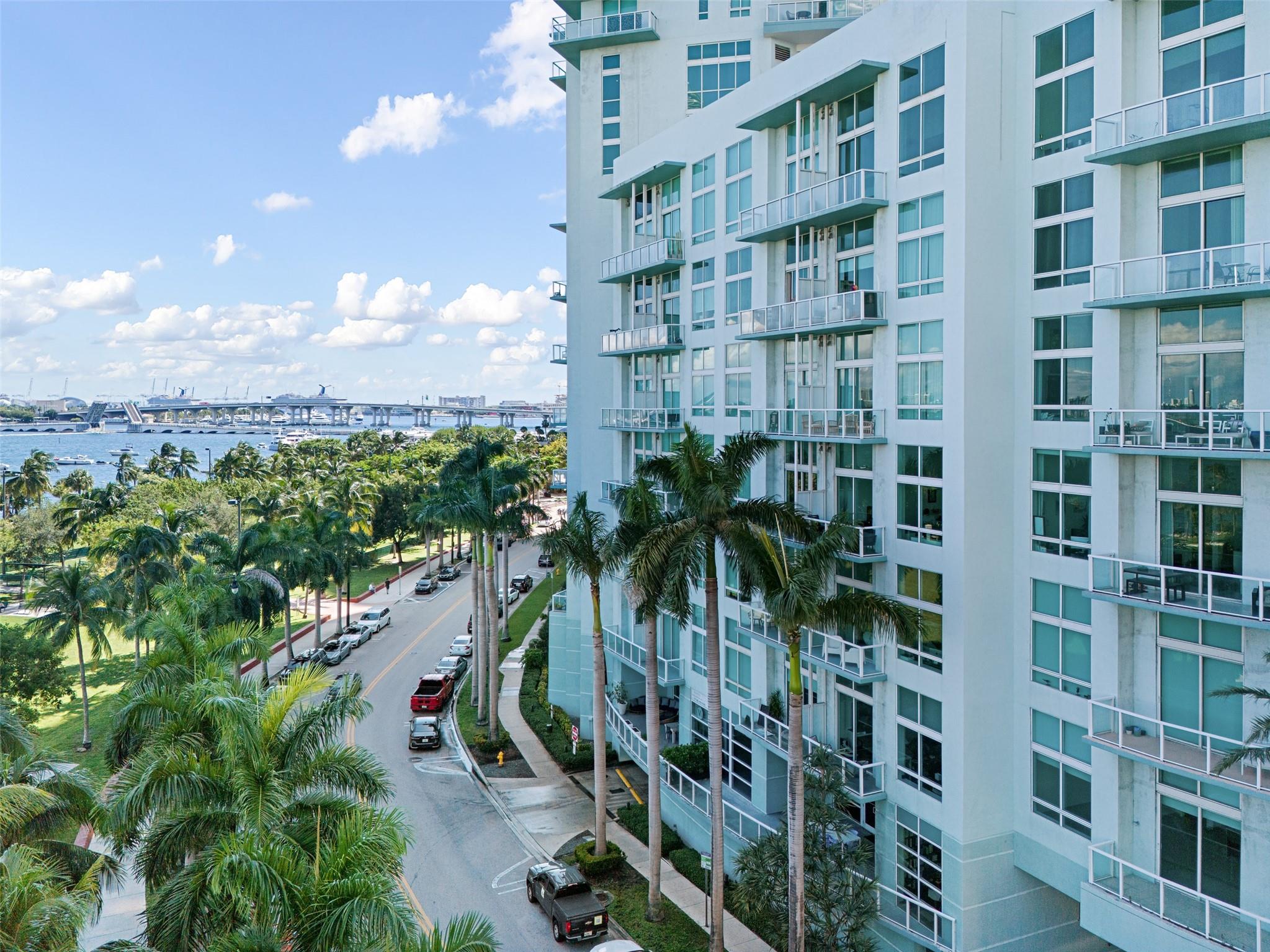 QUANTUM ON THE BAY - Residential