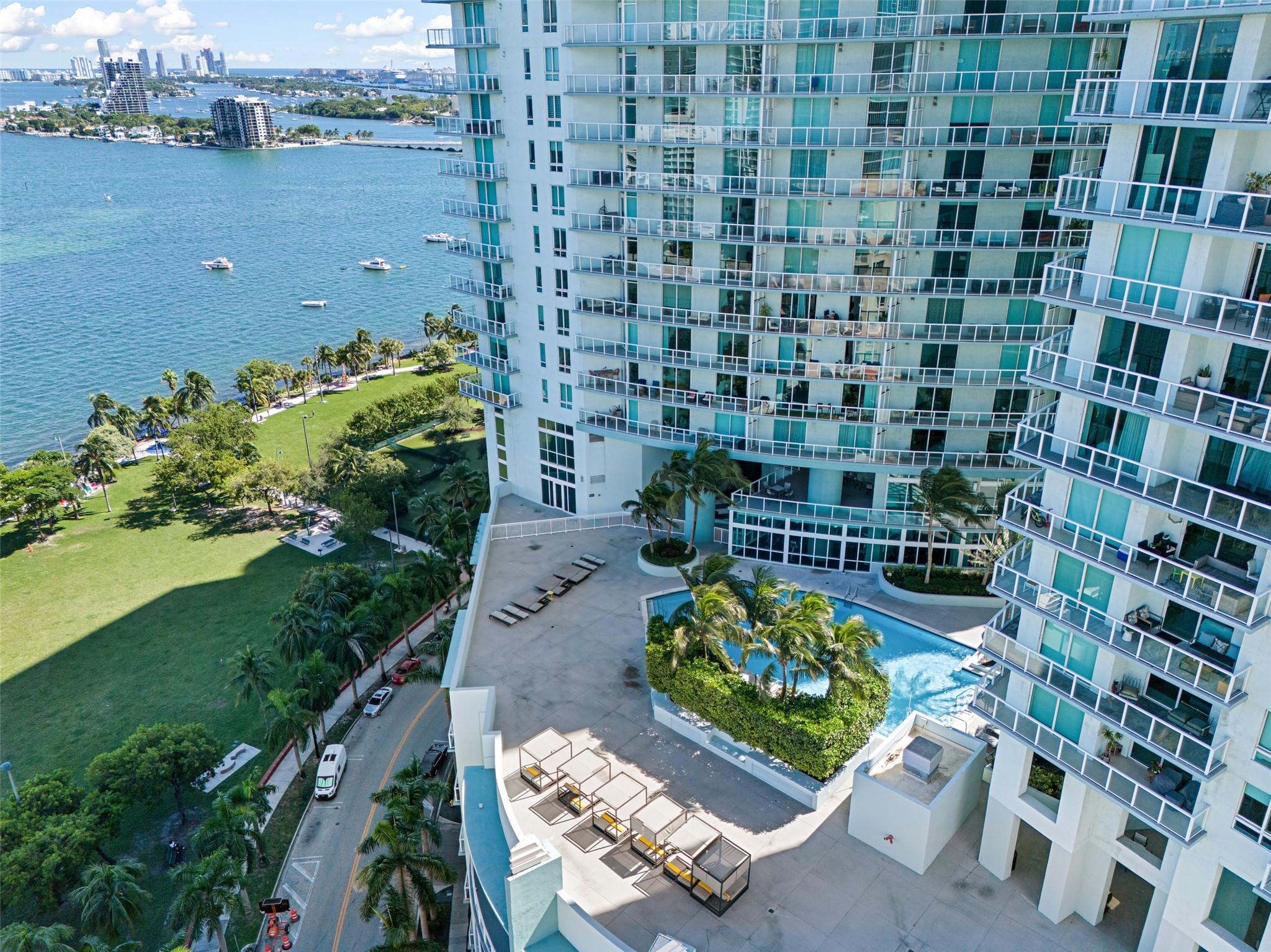 QUANTUM ON THE BAY - Residential