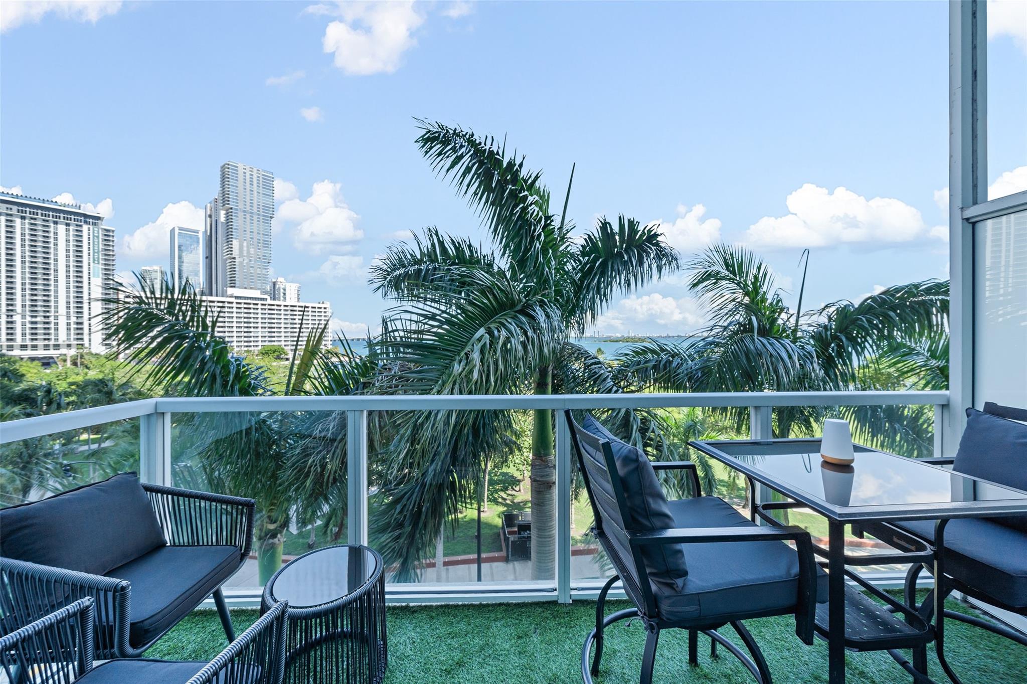 QUANTUM ON THE BAY - Residential