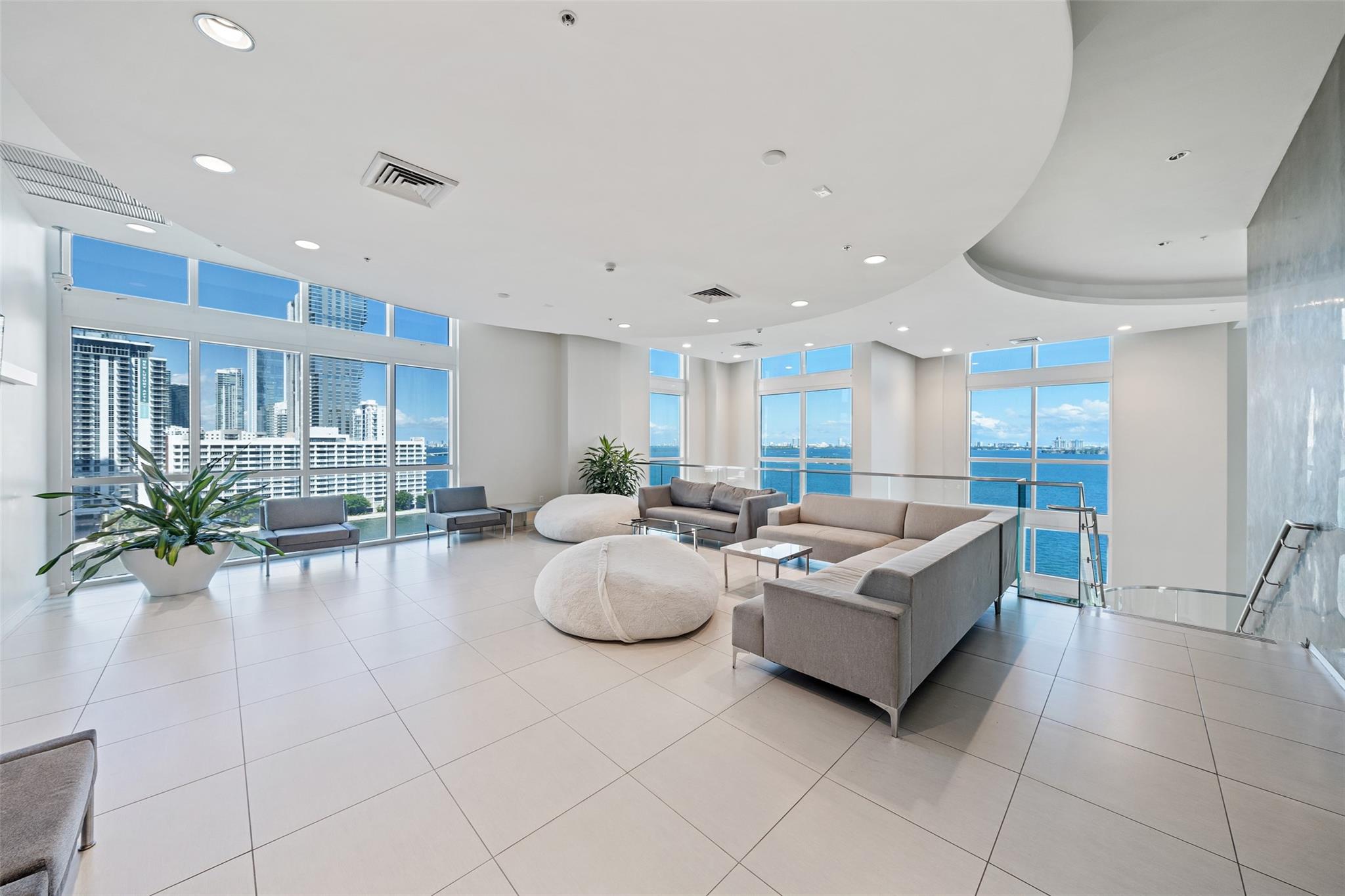 QUANTUM ON THE BAY - Residential