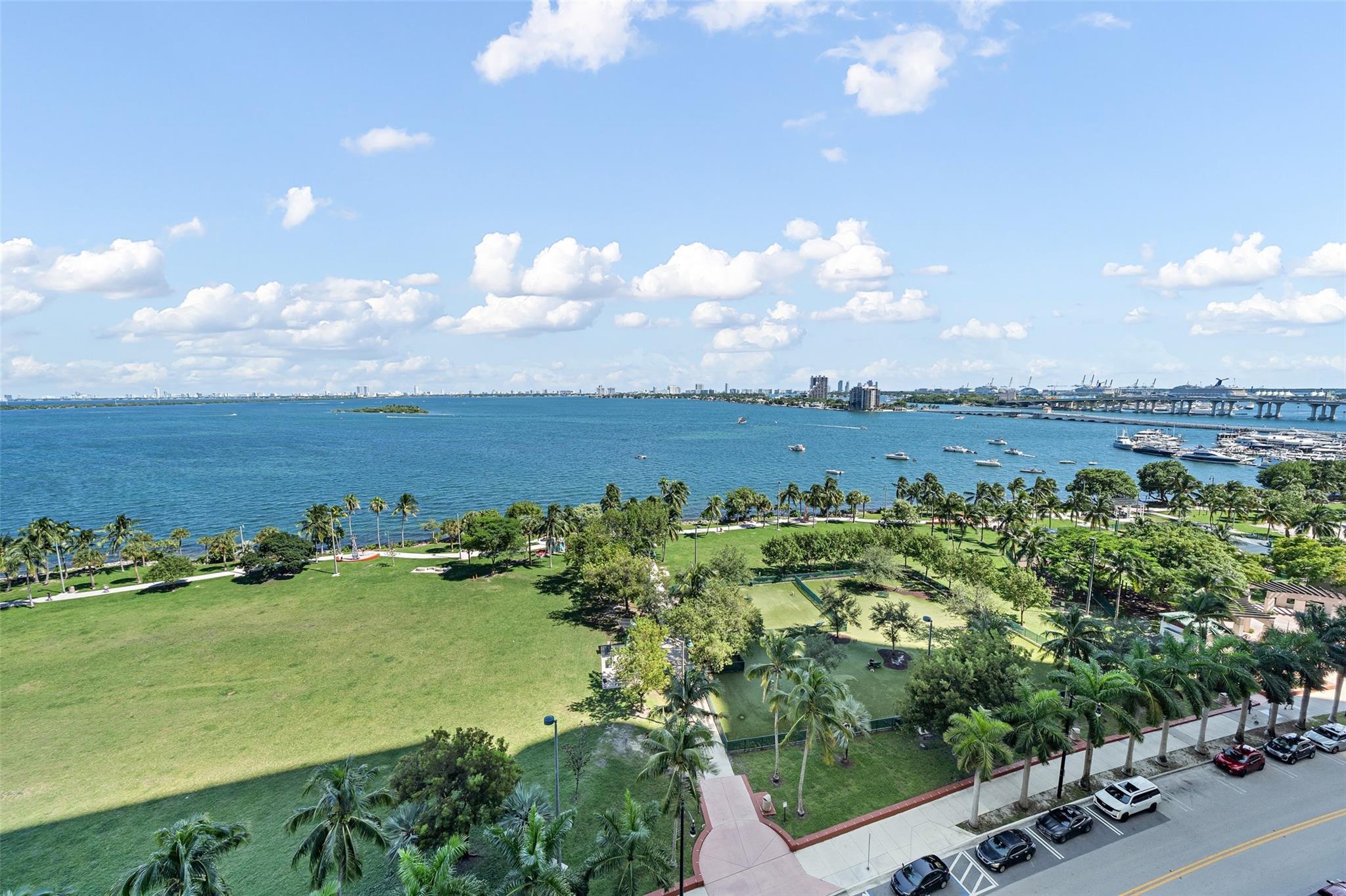 QUANTUM ON THE BAY - Residential