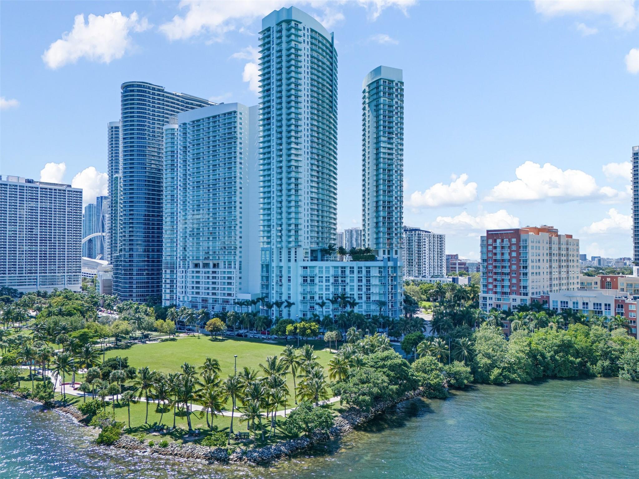 QUANTUM ON THE BAY - Residential