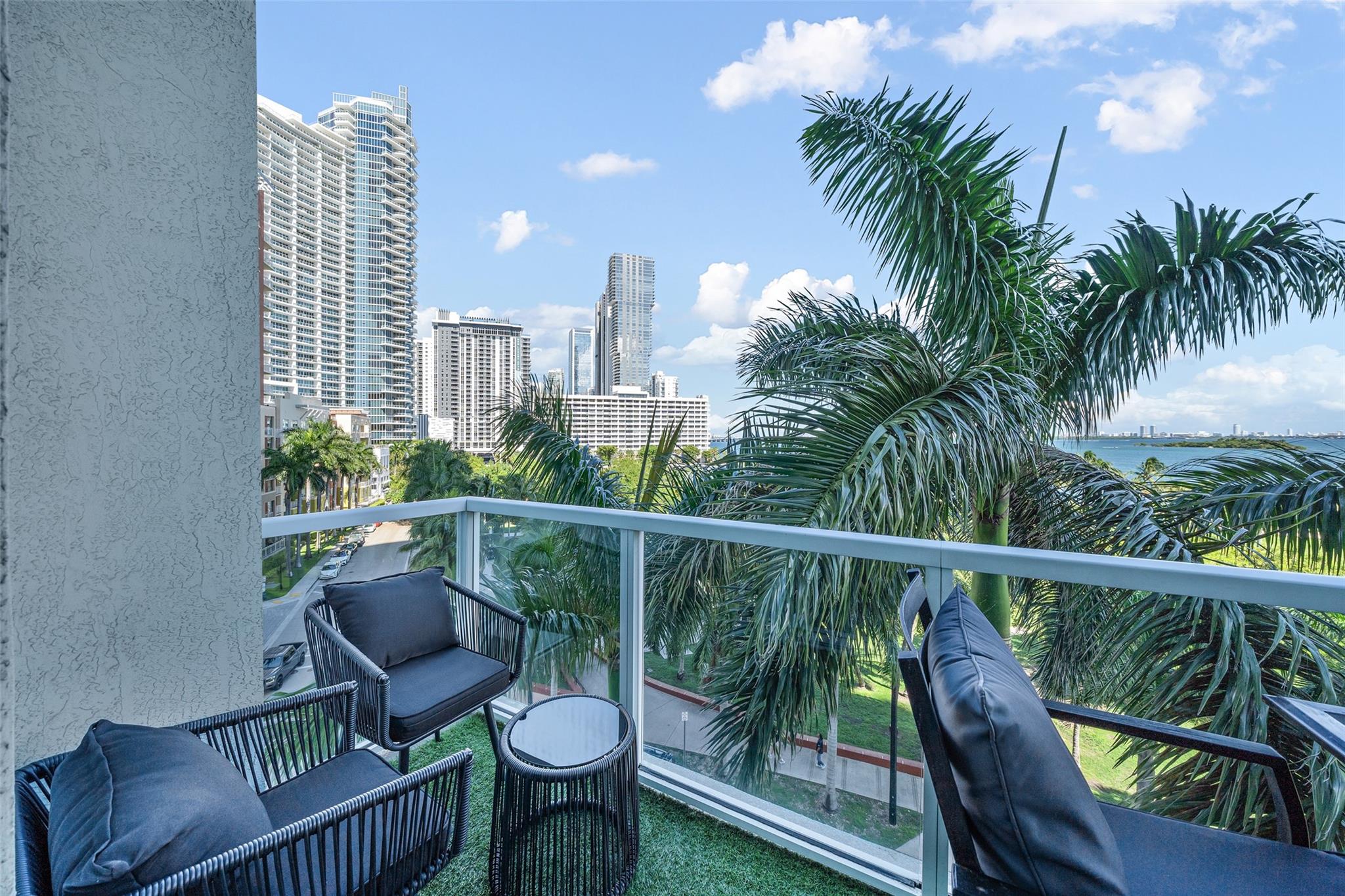 QUANTUM ON THE BAY - Residential