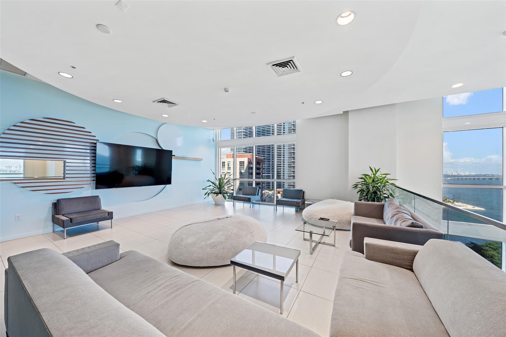 QUANTUM ON THE BAY - Residential