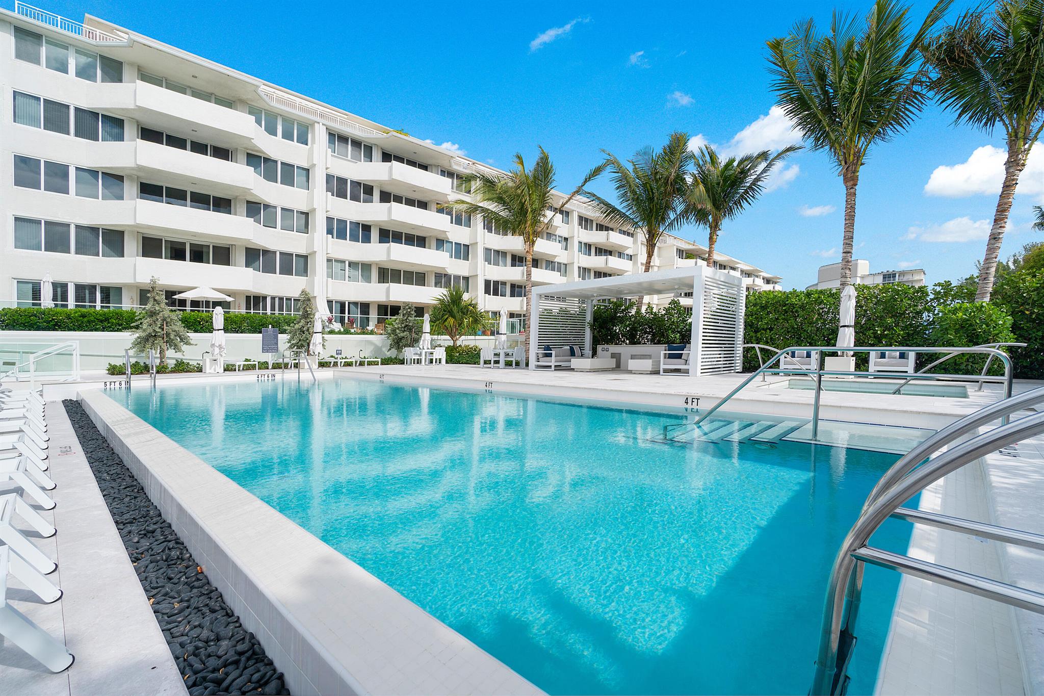 CARLYLE HOUSE CONDO - Residential
