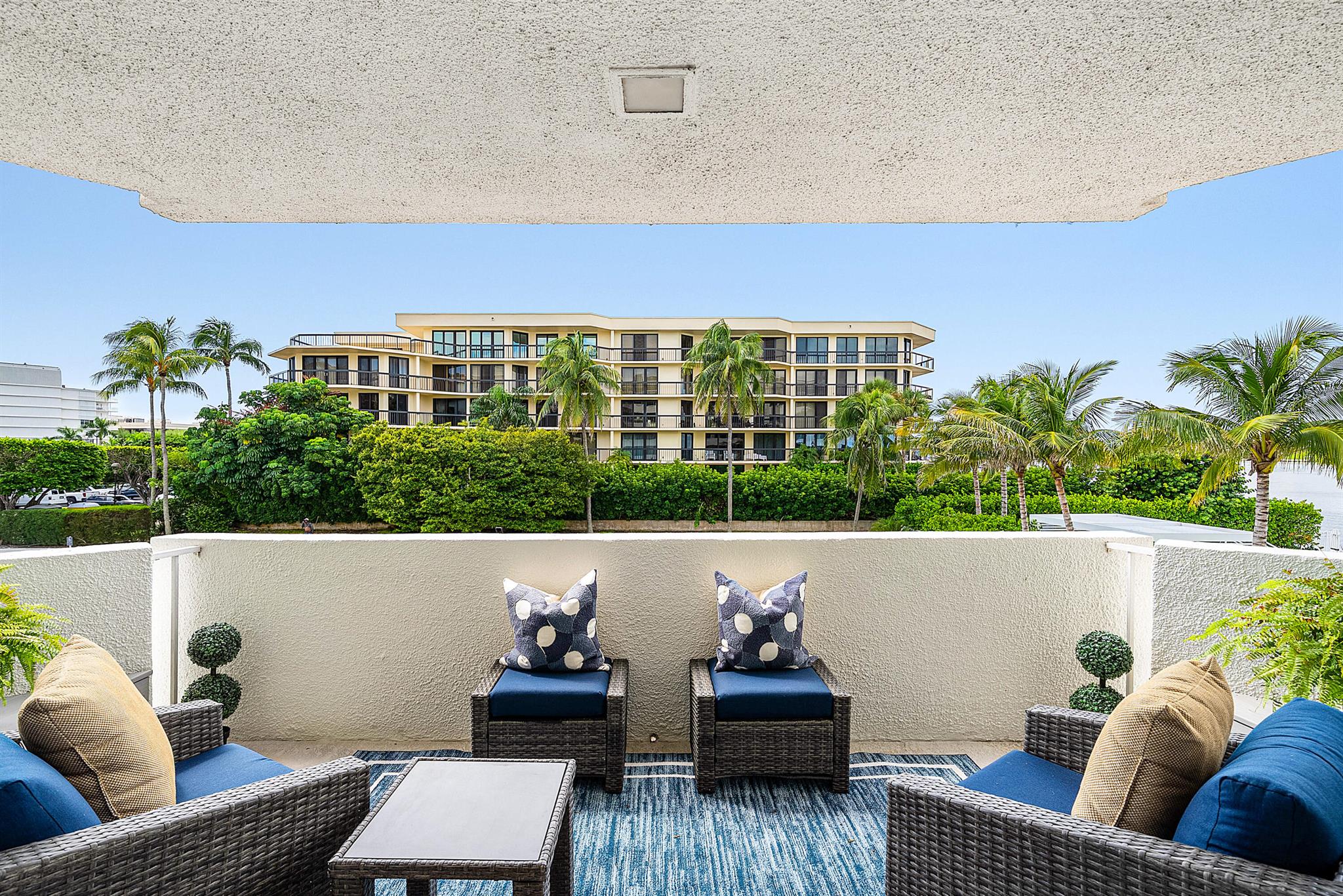 CARLYLE HOUSE CONDO - Residential
