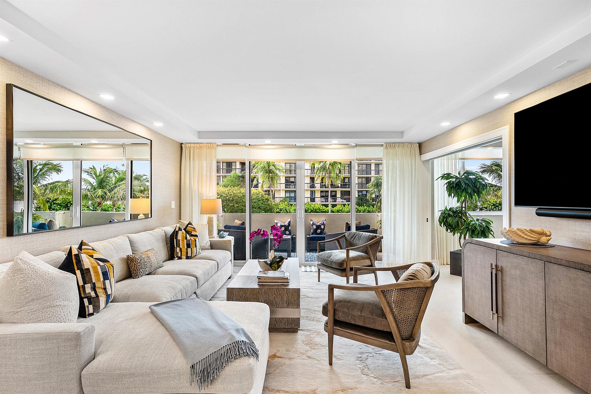 CARLYLE HOUSE CONDO - Residential