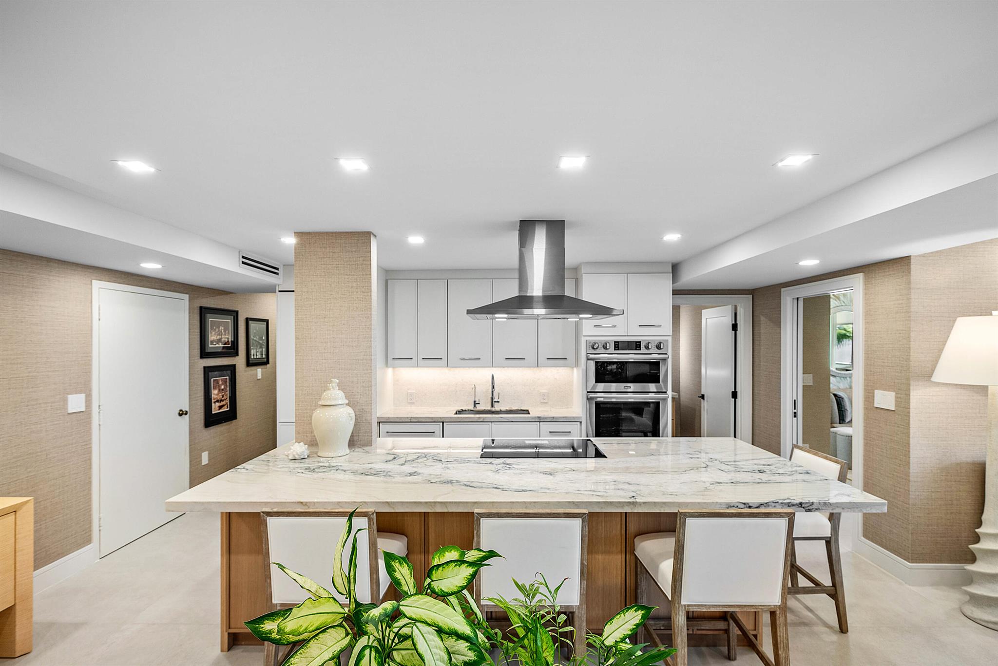CARLYLE HOUSE CONDO - Residential