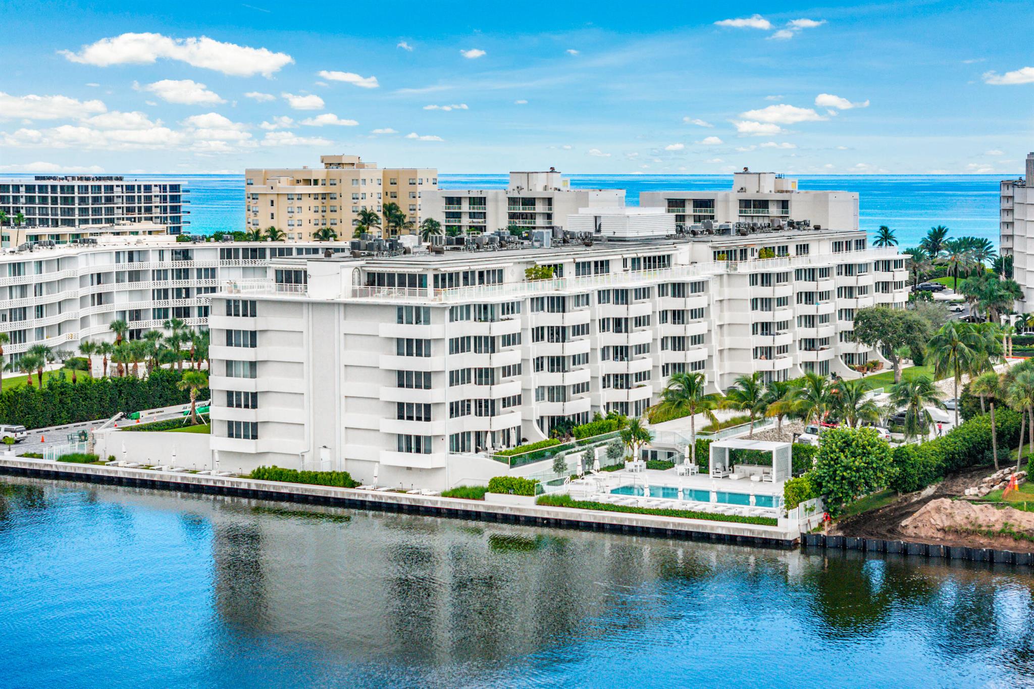 CARLYLE HOUSE CONDO - Residential