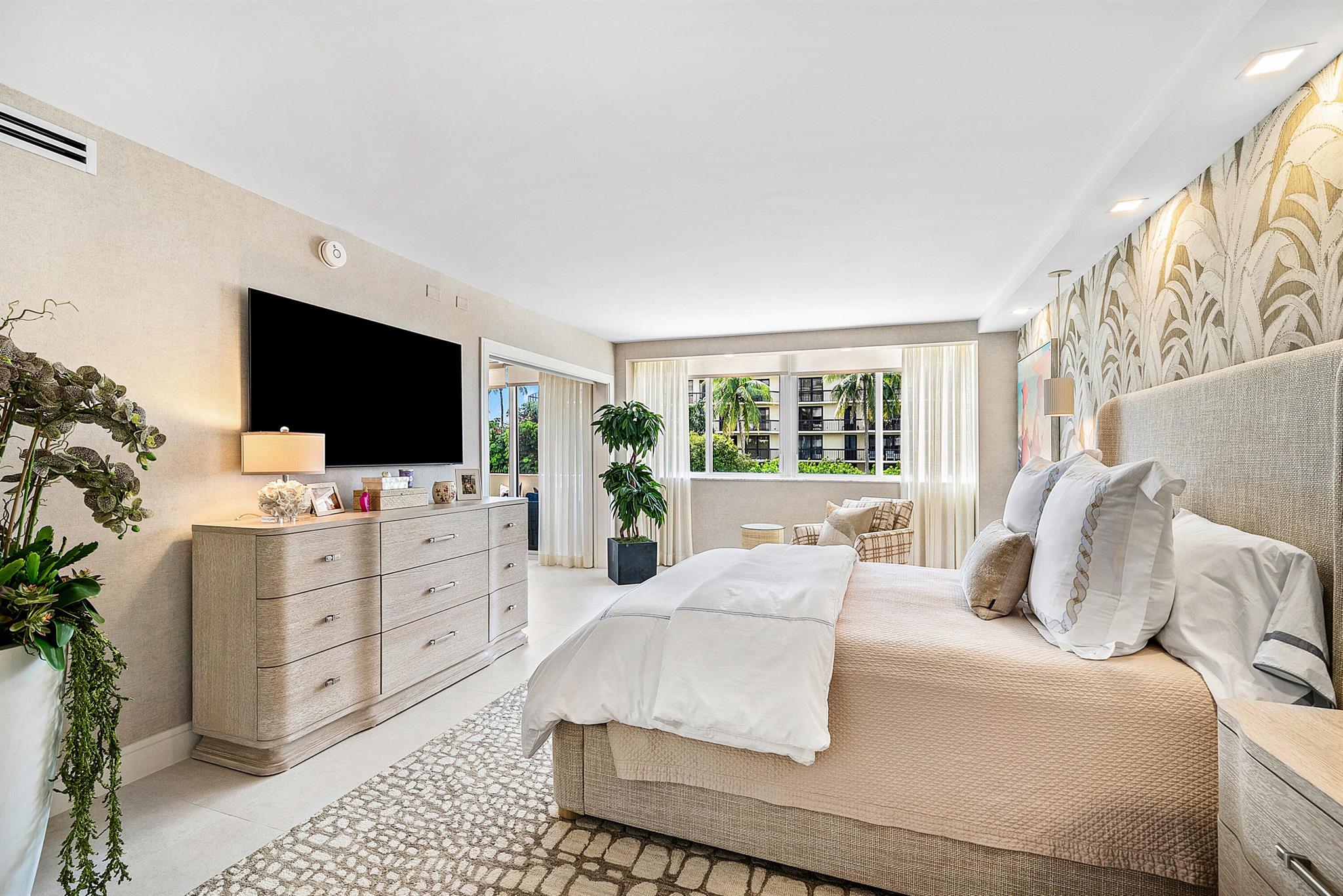 CARLYLE HOUSE CONDO - Residential