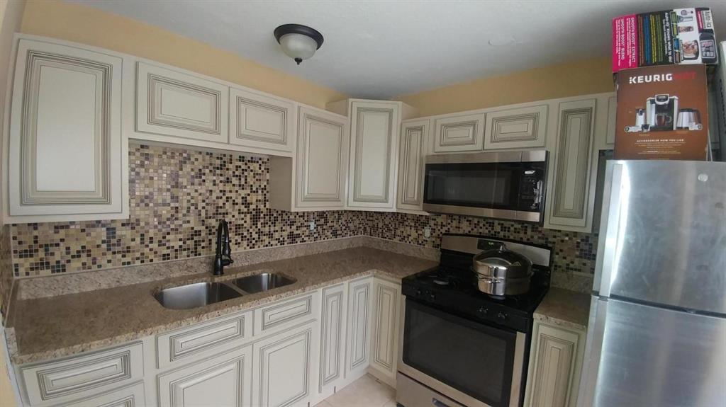 PALM BEACH GARDENS ESTATES - Residential Income