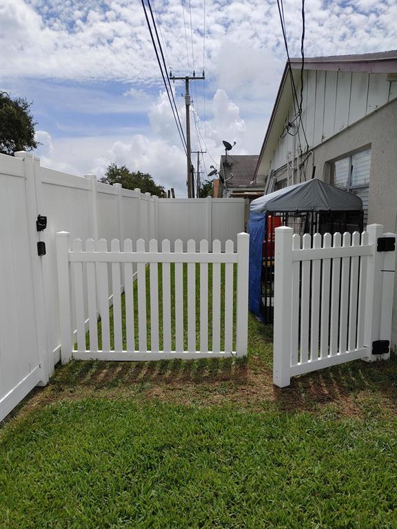 PALM BEACH GARDENS ESTATES - Residential Income