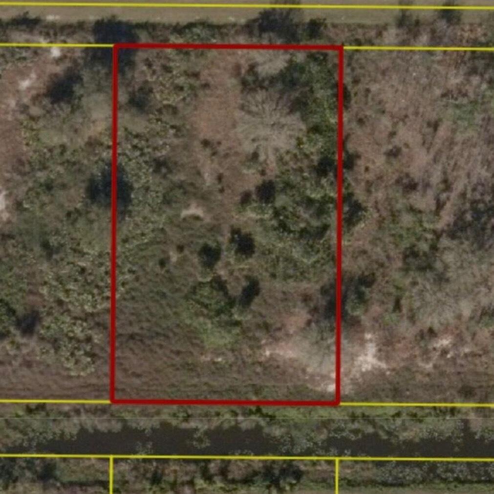 Fantastic opportunity to own a 1.25- acre lot in a growing area of Okeechobee County.  Perfect for building now or holding for future use.Property is approved for the placement of manufactured homes, offering great flexibility for your plans.  Electric pole located across the street for convenient access to power. No HOA and NOT located in flood zone. Enjoy peaceful country living with easy access to nearby amenities.  Don't miss this perfect opportunity, call today before it's gone!