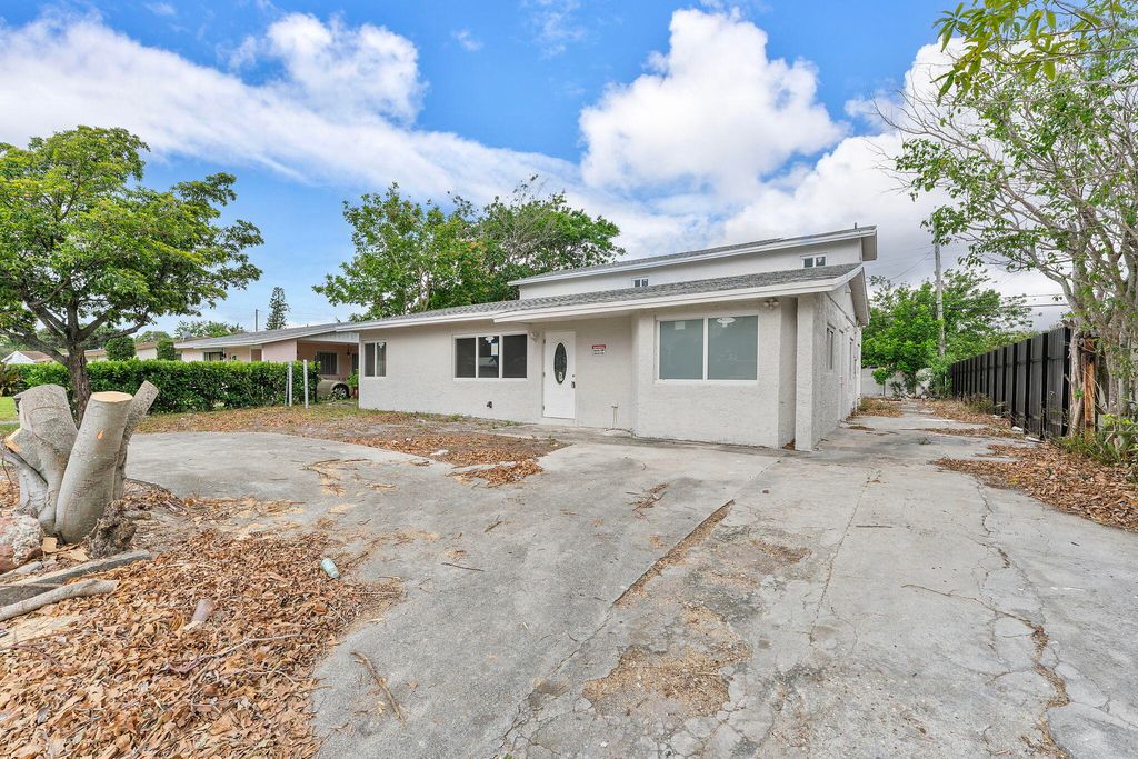 Photo of 1451 SW 5th Avenue, Deerfield Beach, FL 33441 (MLS # R11162335)