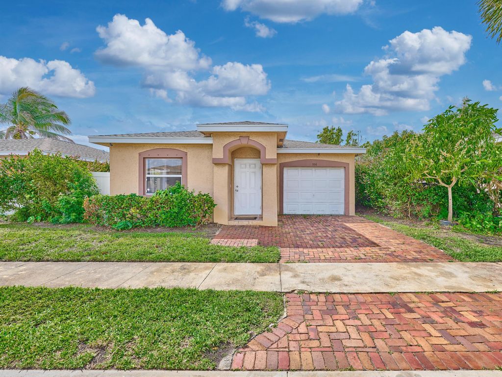 Photo of 556 E Ridge Cir Circle N, Boynton Beach, FL 33435 (MLS # B26005032)