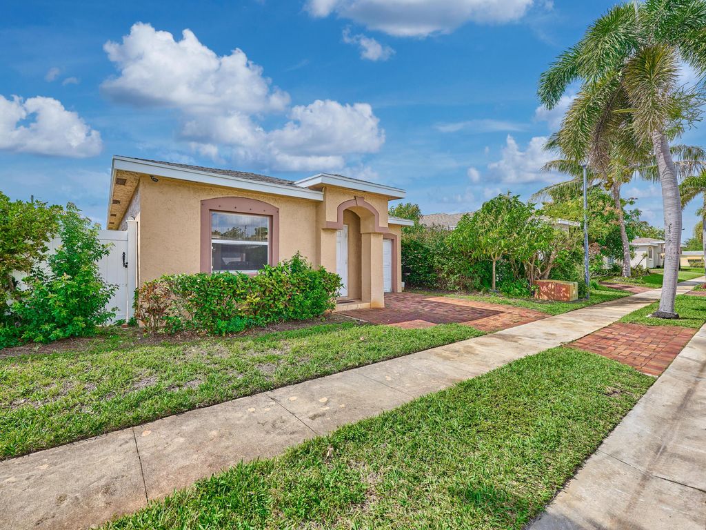 Photo of 556 E Ridge Cir Circle N, Boynton Beach, FL 33435 (MLS # B26005032)