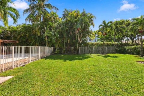 Tiny photo for 6346 Stonehurst Circle, Lake Worth, FL 33467 (MLS # B26087950)
