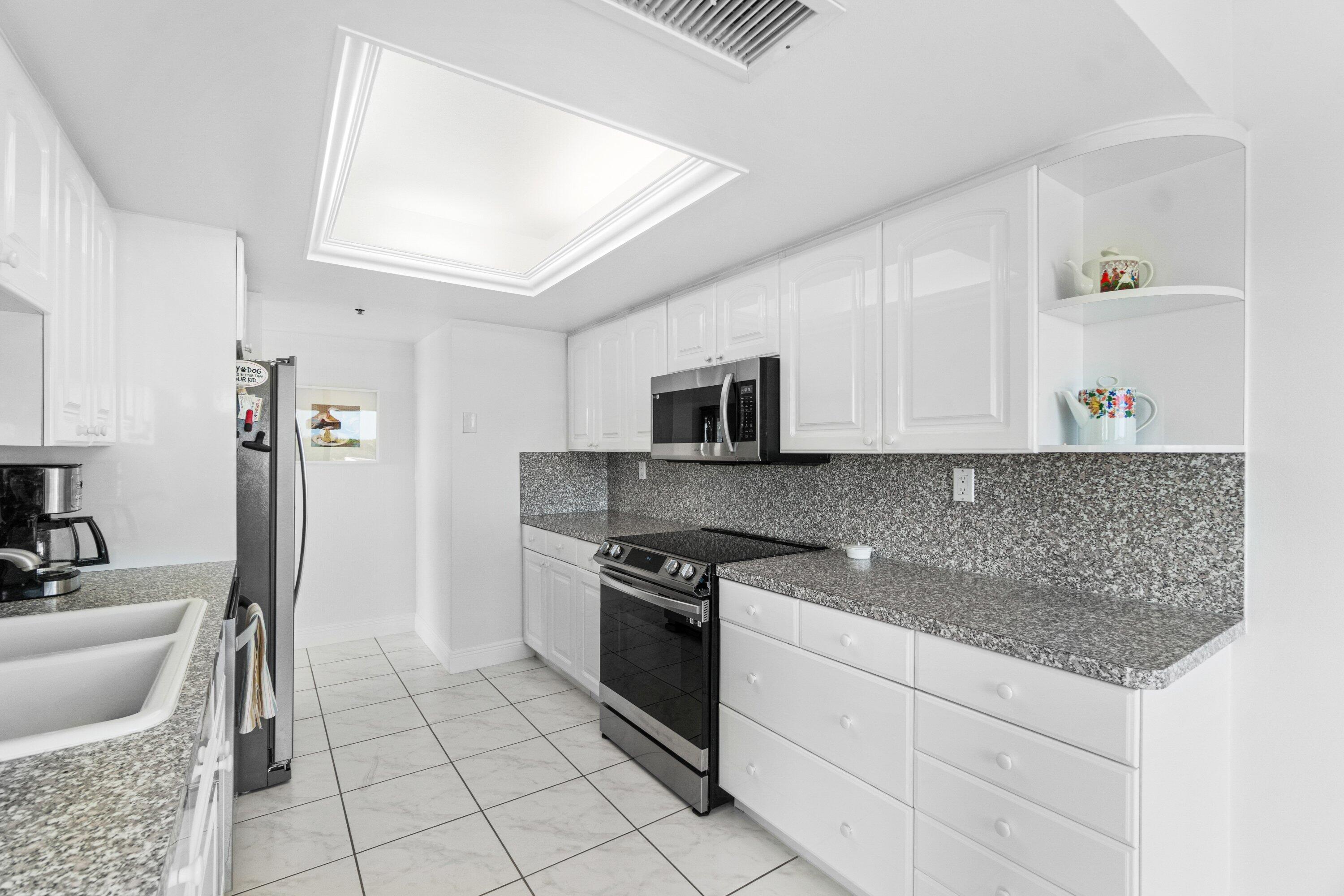 LA RESIDENCE CONDO - Residential