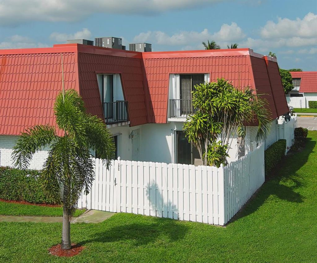 Photo of 1425 Oxford Lane, Boynton Beach, FL 33426 (MLS # R10790472)