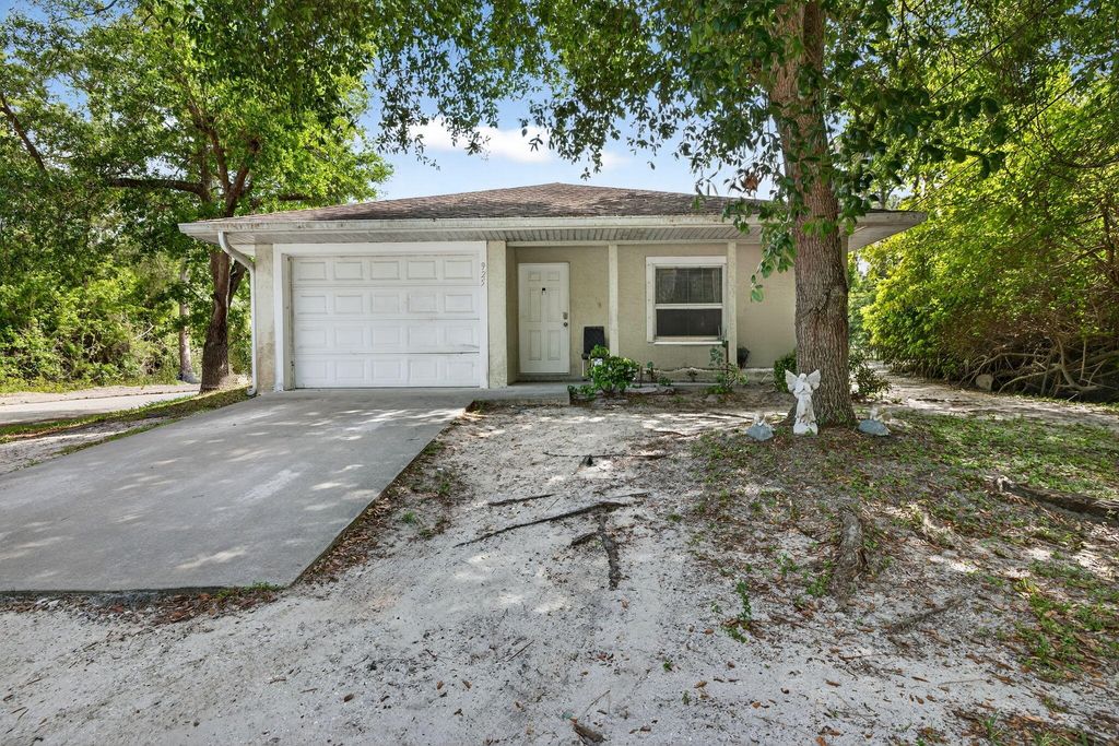 Photo of 925 SW 11th St Street SW, Vero Beach, FL 32962 (MLS # B26012412)