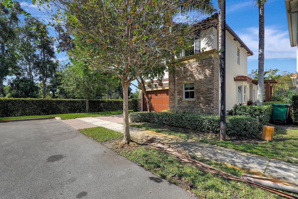 Photo of 5319 Falcon Trail, Davie, FL 33314 (MLS # R11072669)