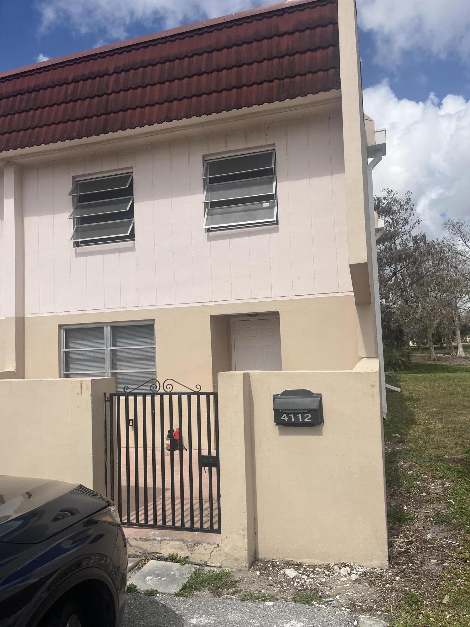 MANORS TOWNHOUSE - Residential Lease