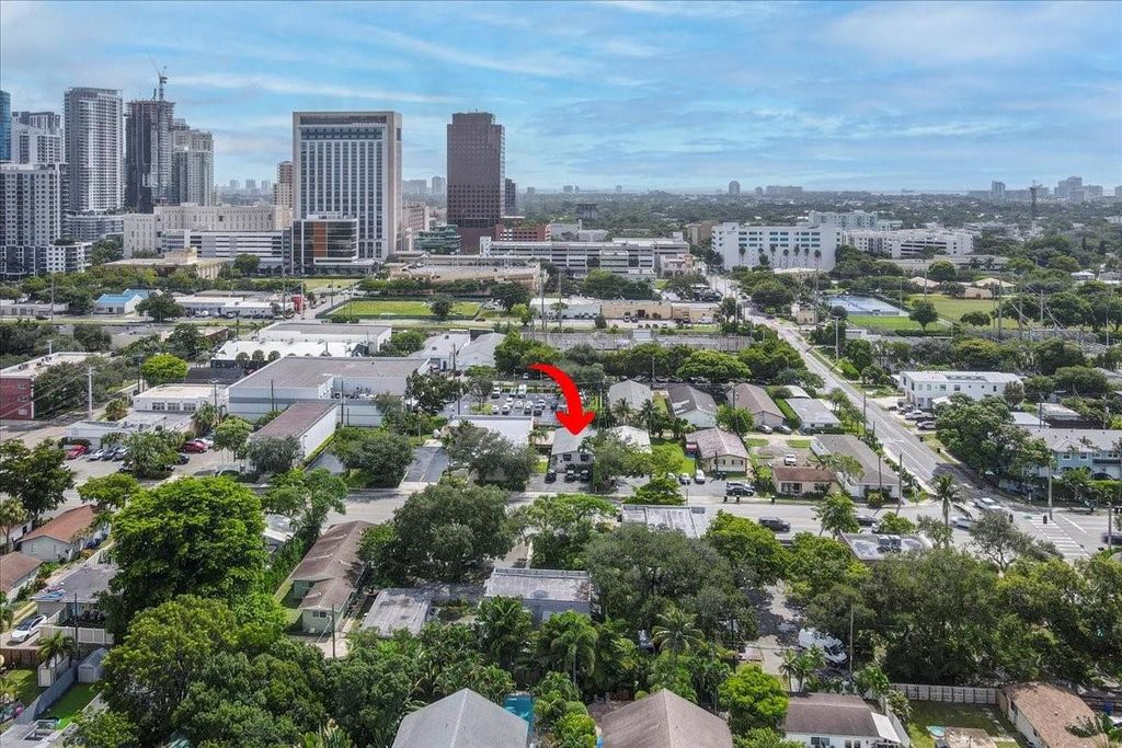 Photo of 632 SW 4th Avenue, Fort Lauderdale, FL 33315 (MLS # F10460731)