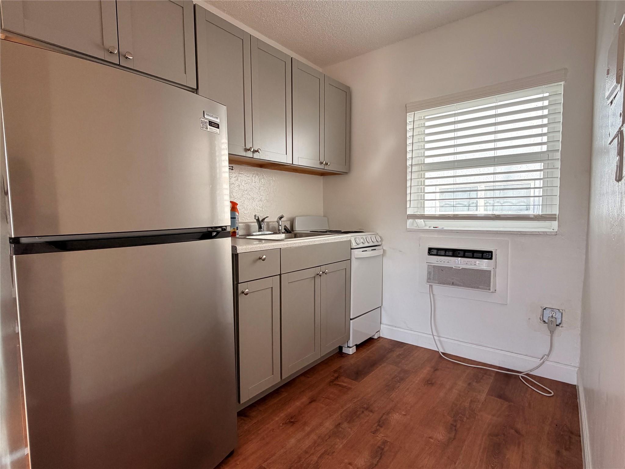 HOLLYWOOD - Residential Lease