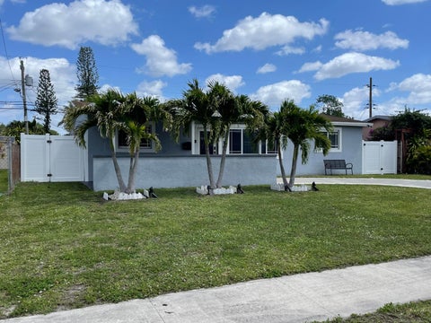 Tiny photo for 7661 Farragut Street, Hollywood, FL 33024 (MLS # B26050377)