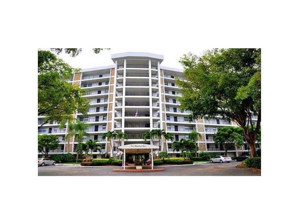 Photo of 625 Oaks Dr #105, Pompano Beach, FL 33069 (MLS # F10318776)