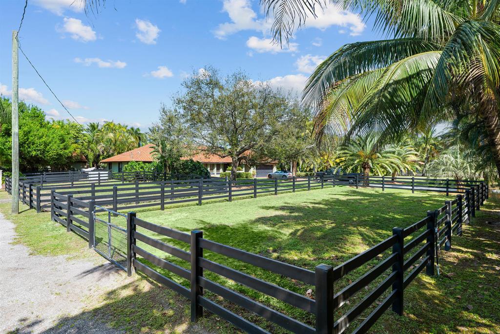 SADDLE TRAIL PARK OF WELLINGTON - Residential