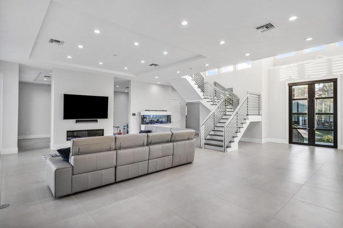 LAKESIDE GARDENS - Residential