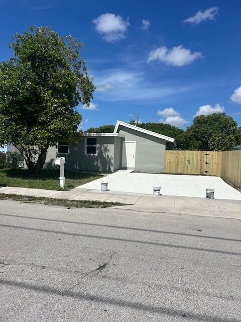 Lovely remodeled 4/2 in downtown Delray Beach.