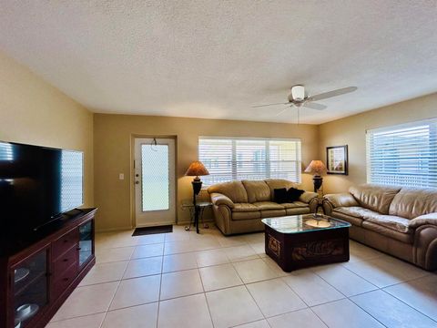 Condominium in West Palm Beach FL 148 Andover F 3.jpg