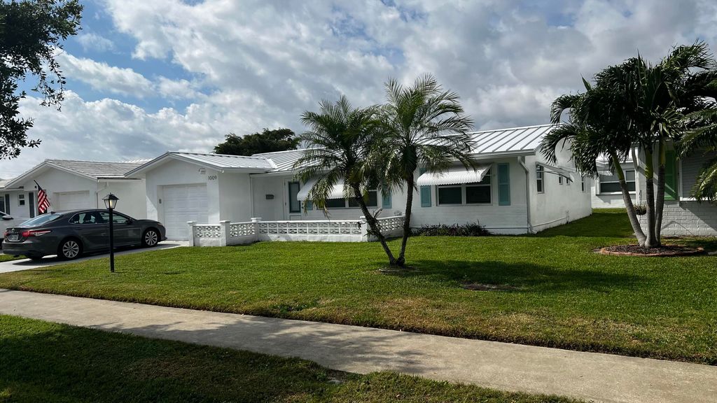 Photo of 1009 SW 18th Street, Boynton Beach, FL 33426 (MLS # R11064251)