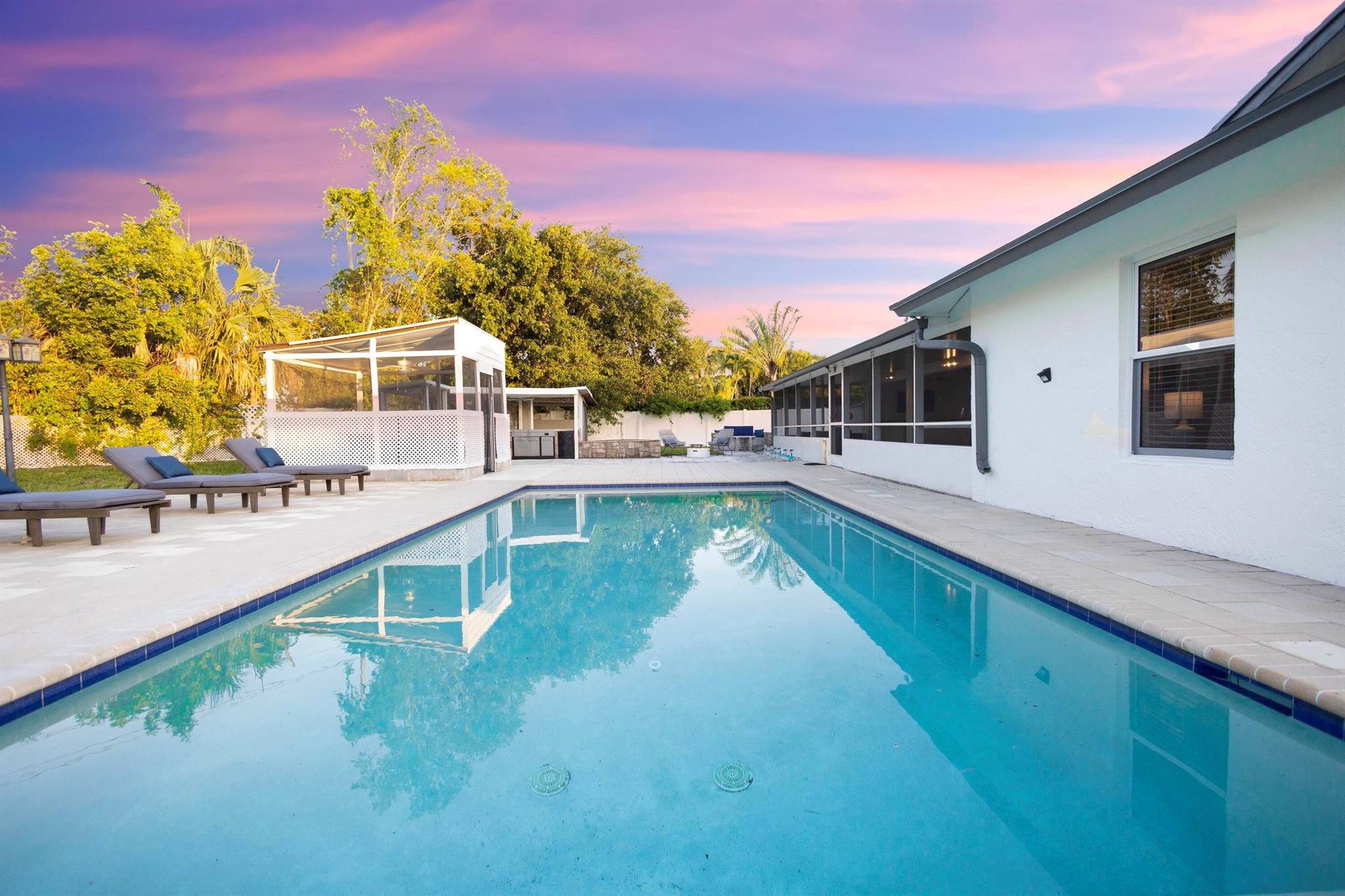 This luxurious Four bedrooms villa is fully furnished and offers a private pool, a 2-car garage, an heated spa, and a beautifully manicured backyard. Located close to the Palm Beach Polo Club, the International Equestrian Center & much more!