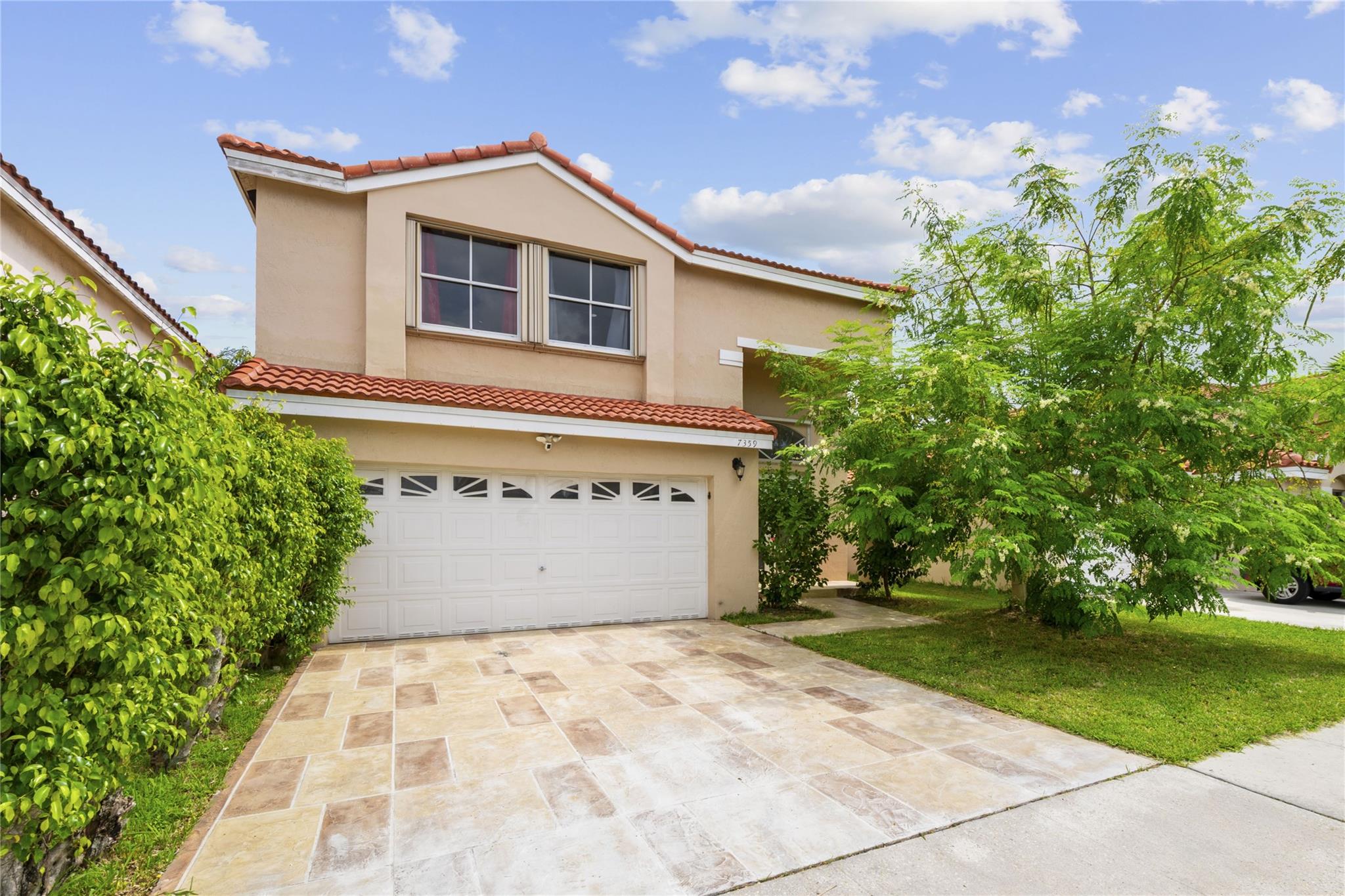 You will love this spacious, sunny 3-bedroom home located in the secure Cypress Cove gated community. Freshly painted with updated kitchen/bathrooms, this super property is available for immediate occupation.
First floor: double volume entrance with direct access to 2-car garage. Expansive living & dining room, powder room, & open concept kitchen with breakfast bar. Sliders flow onto a patio with fenced garden.
Upstairs: grand primary bedroom with walk-in closet, gorgeous bathroom (double vanity & separate WC). 2 additional bedrooms, shared bathroom, and washer/dryer. Located centrally & conveniently to excellent schools, shopping, fine dining, & recreational parks. Plus, easy access to major highways & only a 10-mile commute directly east to the beautiful sandy beaches of Pompano.