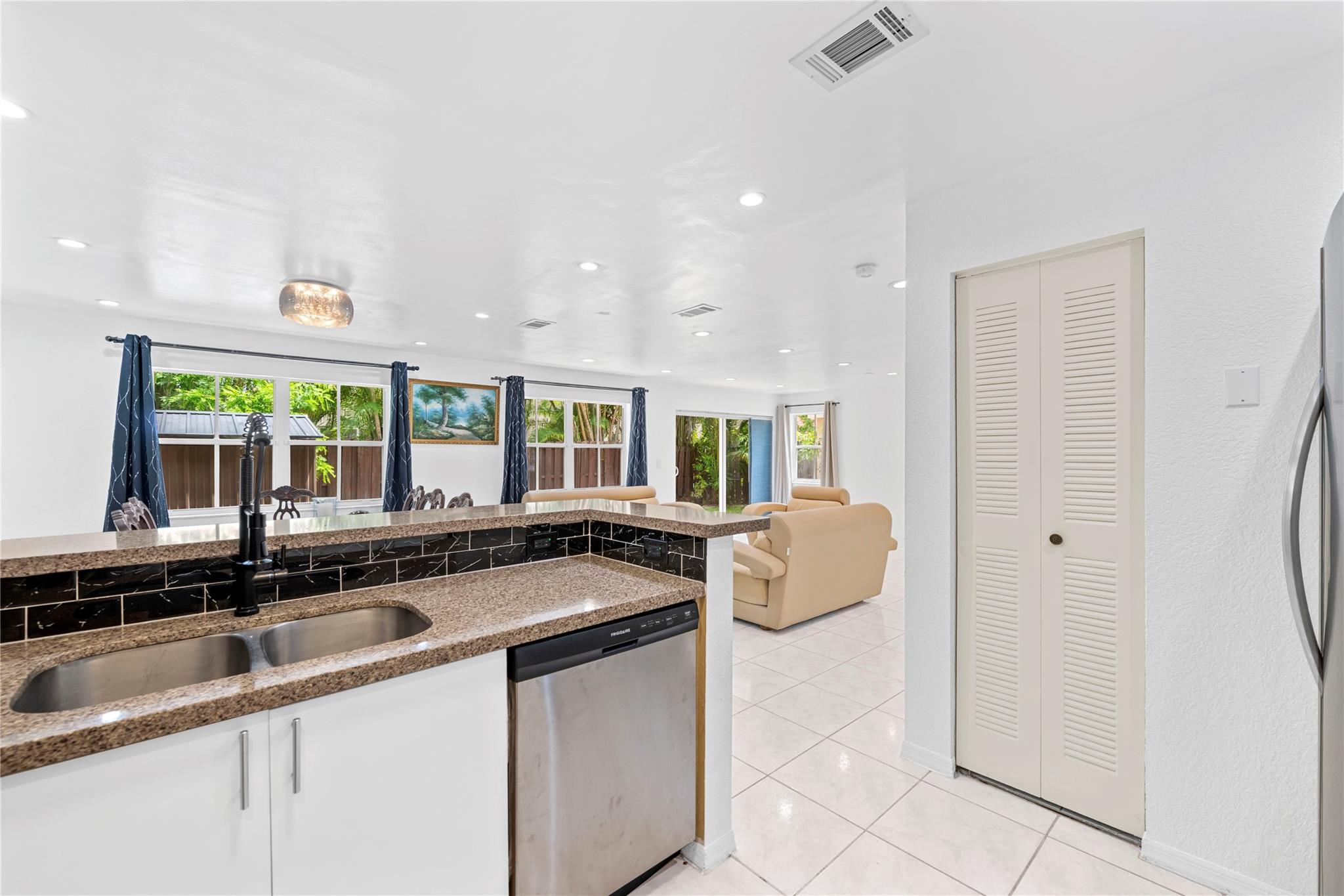 Palm Island #2 146-34 B - Residential Lease