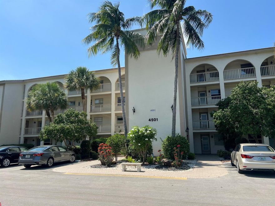 COZY 2/2 PROPERTY JUST UPDATED WITH LAMINATE FLOORS - NO CARPET - FRESHLY PAINTED THROUGHOUT. NEWER KITCHEN AND MASTER BATH CEILINGS/LIGHTING. ENCLOSED BALCONY /SUN ROOM. THE UNIT IS STEPS AWAY FROM A COMMUNITY ''SATELLITE'' POOL. LOTS OF EXCELLENT AMENITIES IN A GREAT GOLF COMMUNITY. EXTRA STORAGE AREA IN BUILDING.