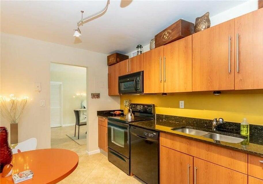 RESIDENCES ON HOLLYWOOD B - Residential Lease