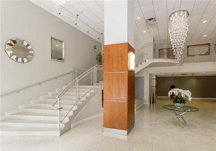 RESIDENCES ON HOLLYWOOD B - Residential Lease